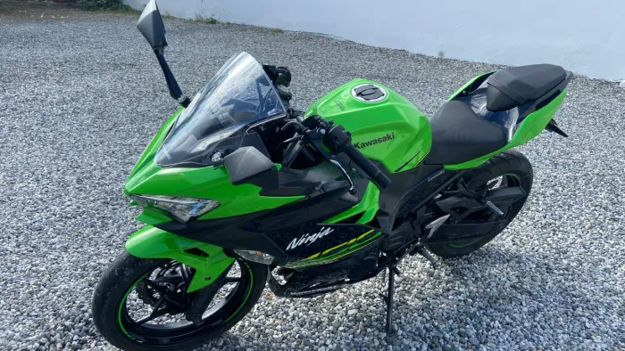 Kawasaki ninja em perfeito estado de conservação.