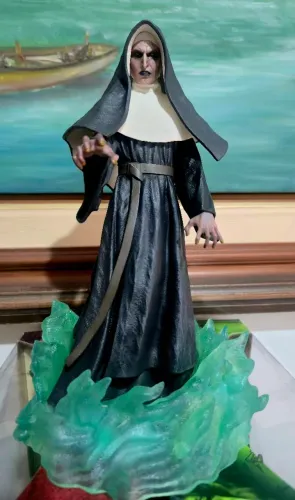 THE NUN - VALAK | Diamond Select Gallery Diorama