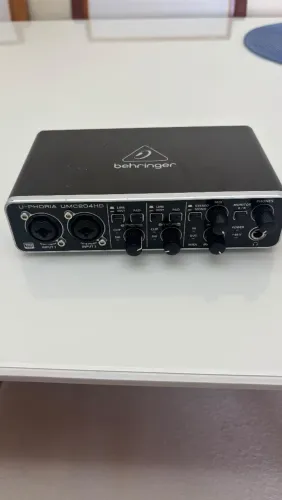 Interface de Áudio Behringer U-Phoria UMC204HD 