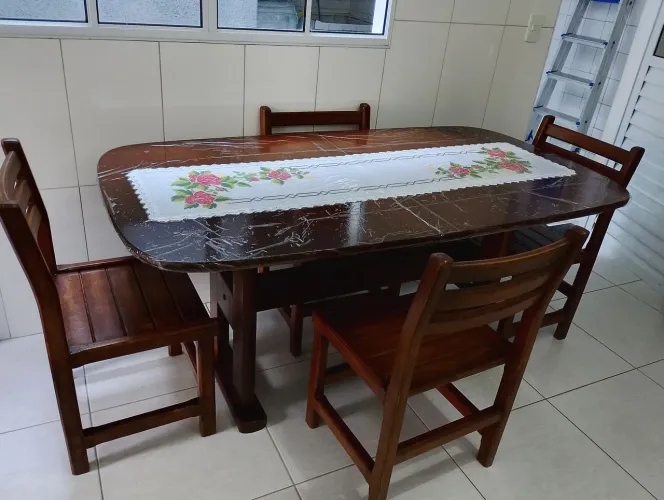 Conjunto Mesa de Jantar Madeira com 4 Cadeiras (Abre p/ 6 Lugares)
