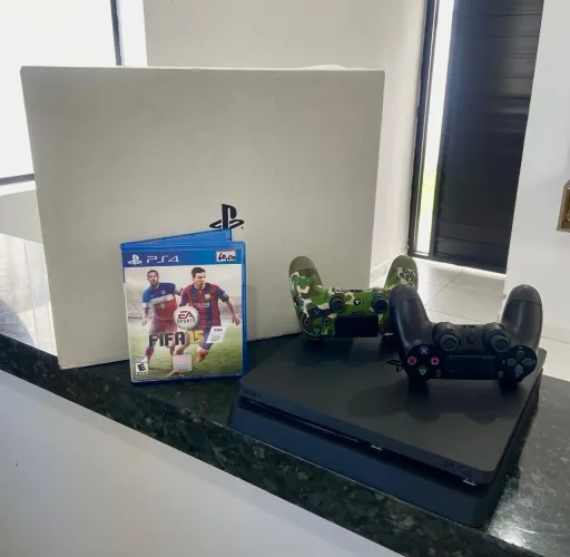 Ps4 slim + 1 jogo mídia física + 2 controles