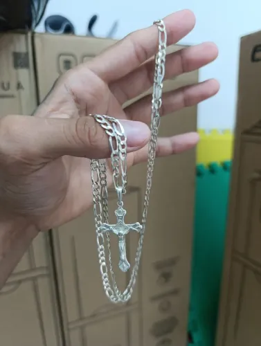 Corrente 4mm prata com pingente cruz