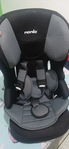 Cadeirinha de criança para carro.