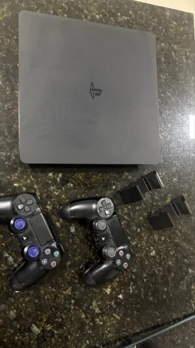 PS4 Slim 500GB + 2 Controles Originais