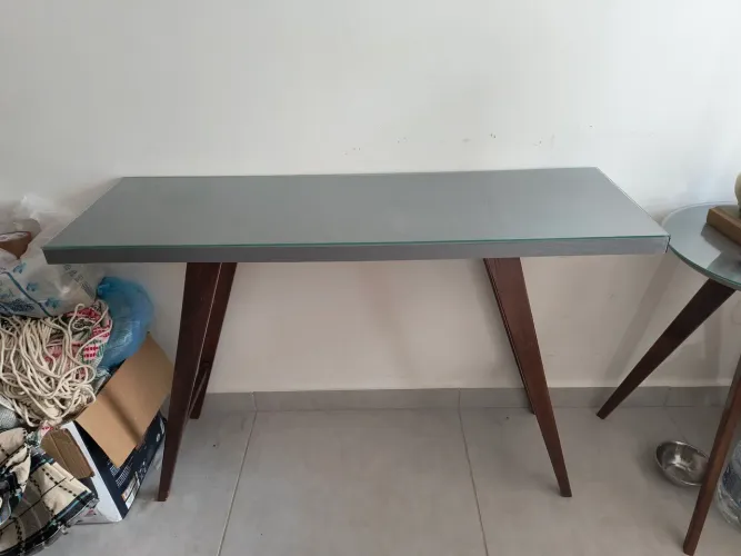 Aparador com superfície de vidro