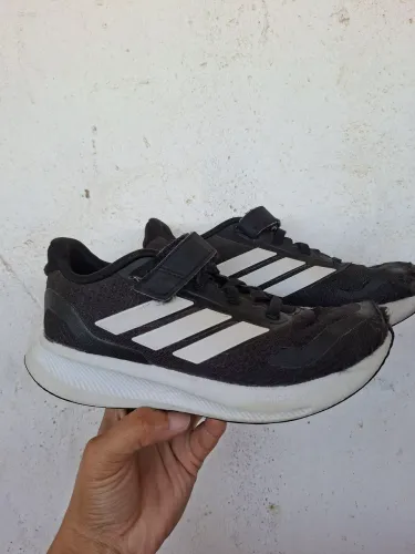 Tenis adidas original número 32