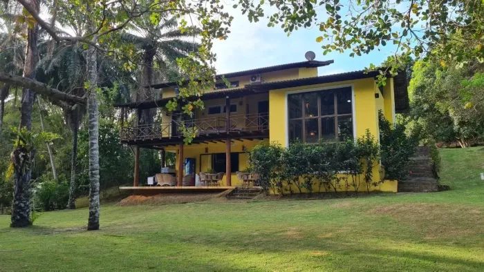 Maravilhosa casa 4 quartos + Edícula com suíte,  Estilo Sítio, Área verde ampla