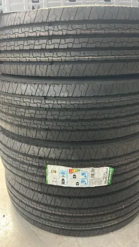 Pneu 215/75/17.5 novos