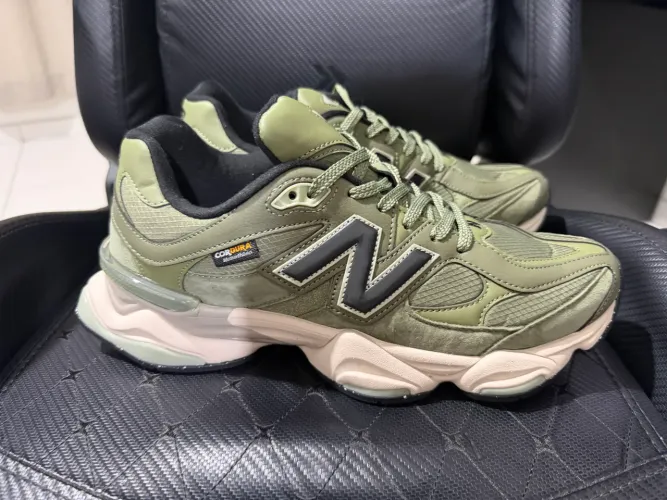 Tênis New Balance 9060 - tamanho 43
