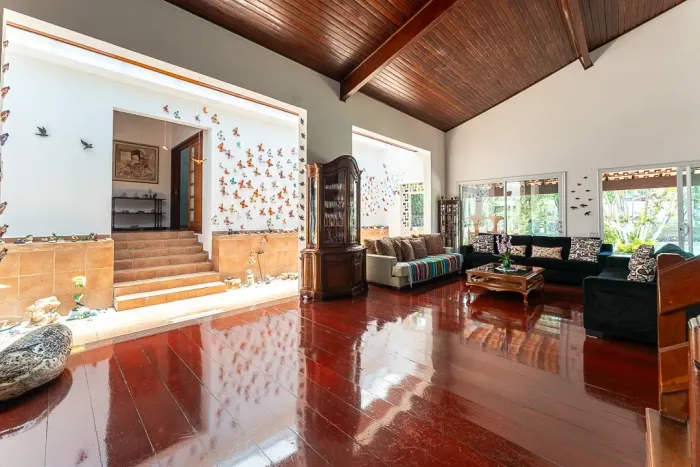 Casa para venda em Granja Viana com 6 quartos, sendo 4 suítes, 708m²
