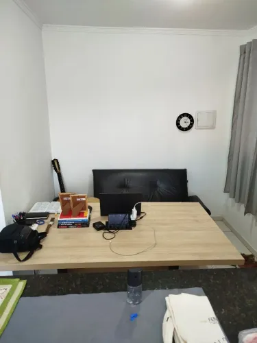 Mesa para Podcast e Reunião 1,60m | Tomadas + Rede RJ45 | R$ 847
