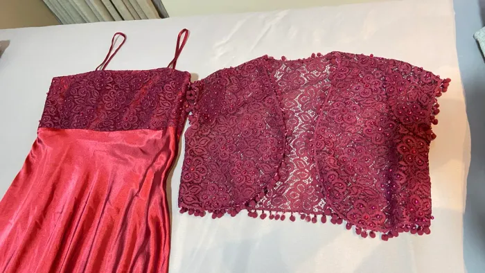 Vestido de cetim de festa longo, cor: vinho com bolero e corpete com apliques feito a mão