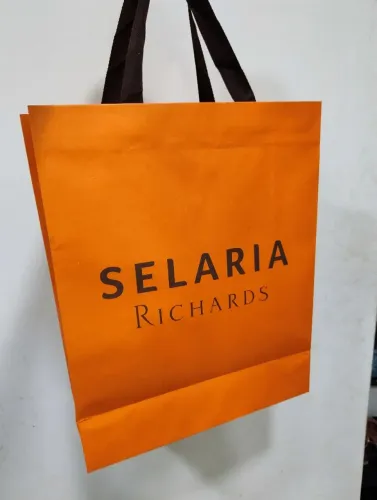 8 sacolas de compra da linha Selaria da marca de vestuário e acessórios Richards