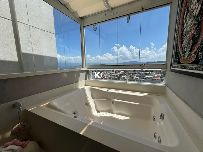 BARBADA! Ampla e Linda cobertura Plana com vista Mar no estreito prédio bem conservado!