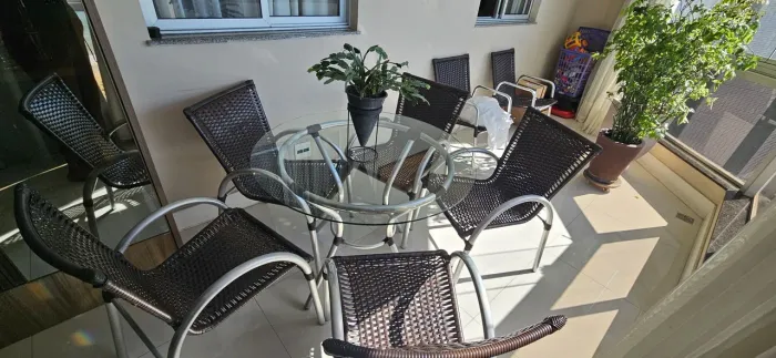 Mesa com tampo de vidro com 5 cadeiras