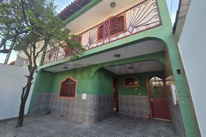 Vendo Sobrado com 02 andares - QR 404 - 05 quartos, 03 banheiros.Aceita Financiamento!
