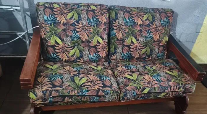 Vendo sofá de madeira maciça