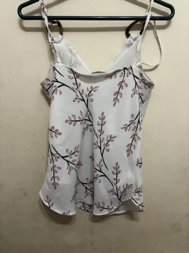 Camiseta regata feminina de alcinha P branca floral