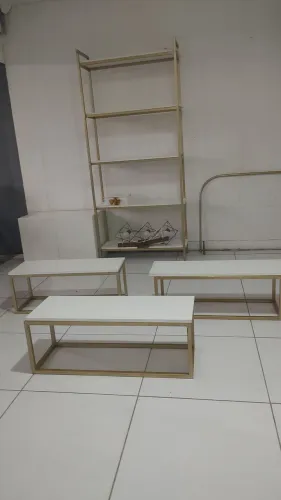 Vendo móveis para loja em MDF com METALON dourado