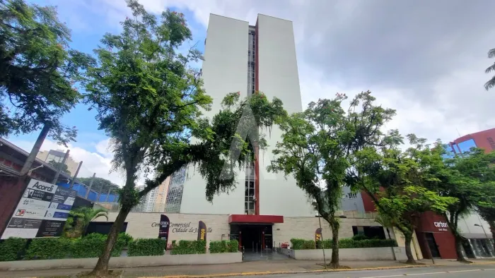 Sala no centro de Joinville, com um amplo espaço, copa e 1 banheiro social.