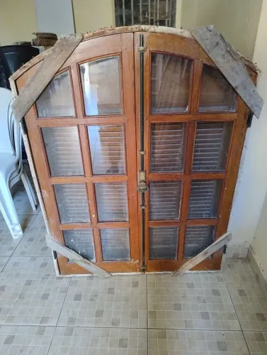 Janela de madeira sucupira