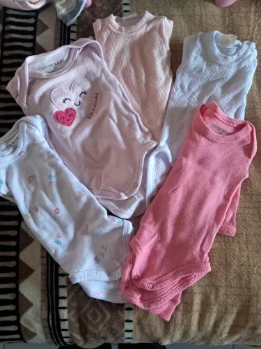 Roupa menina e bomba de amamentação 