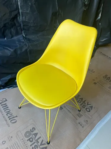 Cadeira estilo Eames com assento estofado - amarela