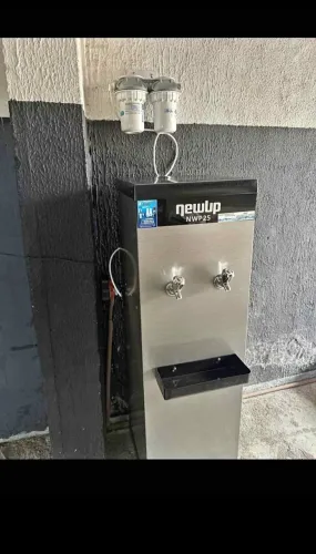 Bebedouro de 25 litros e purificador de água