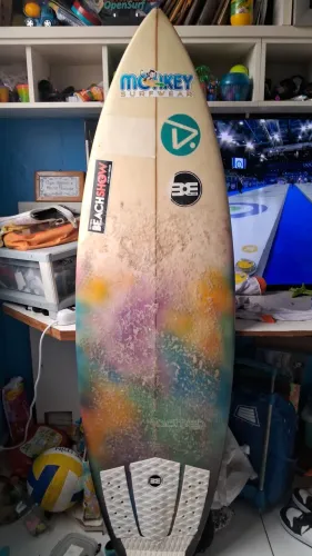 Vendo prancha usada em bom estado, tamanho 5.4. Ideal para jovens ou crianças. 