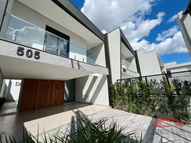 Casa em Rio Grande do Sul, Novo Hamburgo, Rua Campos Salles. 4 Banheiros 3 Dorm.