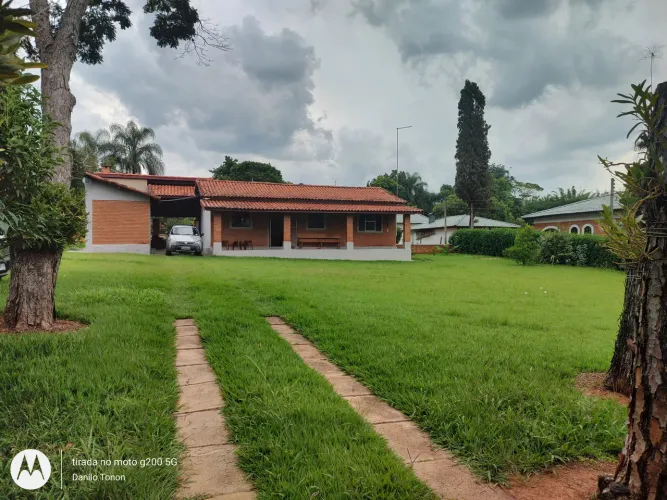 Chácara em condominio com área de 2.500m², plana, com casa pomar, gramada.