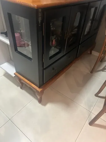 Vendo armário retrô lindo,semi novo com prateleiras de vidro