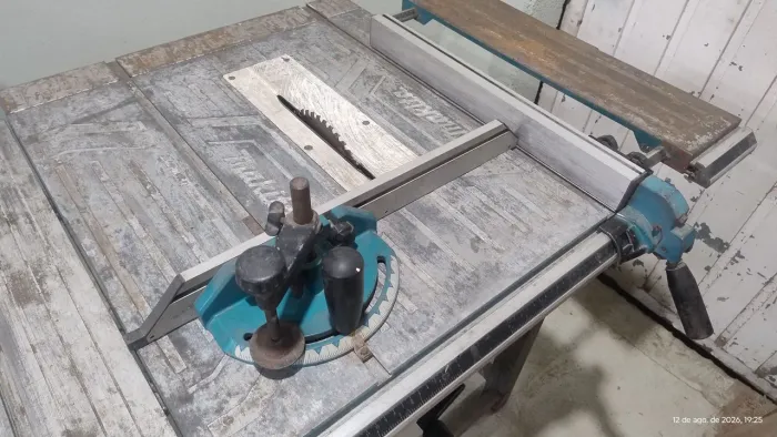 Serra de Bancada Makita MLT100