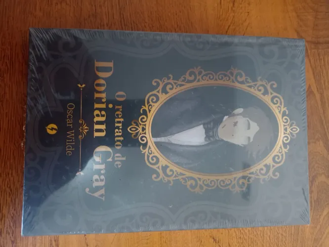Livro - O Retrato de Doryan Gray do autor Oscar Wilde edição de luxo.