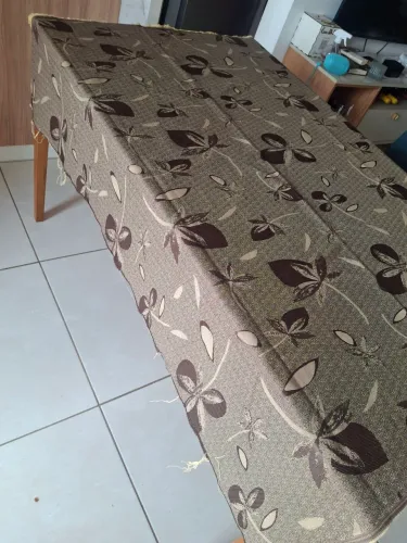 Forro de Mesa Floral Rústico Marrom - 136x130 cm (Ideal para 4 Lugares)