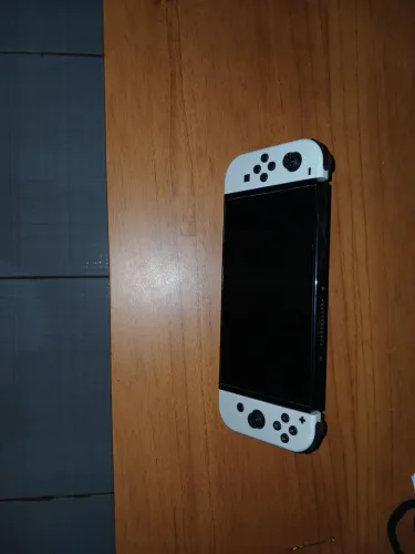 Nintendo Switch oled + FC26 + SUBNAUTICA + HOLLOW NIGHT (usado)