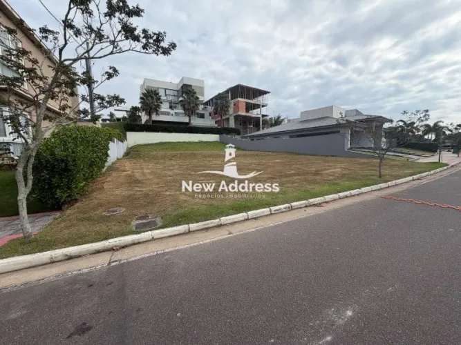 Lote plano com 594 m², Sol da manhã e projeto já aprovado no condomínio e na prefeitura. A