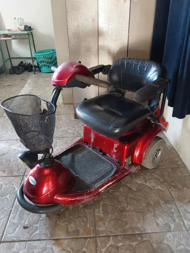CADEIRA DE RODAS MOTORIZADA SCOOTER MIRAGE SX (USADA) + 2 BATERIAS GLOBAL (NOVA)