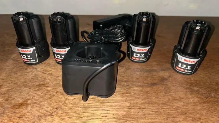 4 baterias Bosch 12v + carregador 