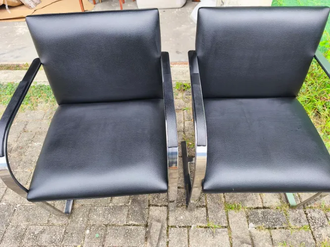 2 poltronas de couro legítimo e aço