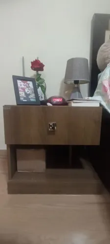 mesa de cabeceira marrom com gaveta