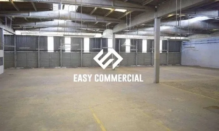 Galpão de 6.200 m² com docas e entrada para caminhões.