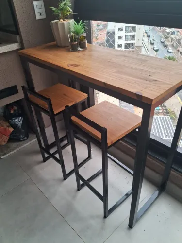 Mesa com 2 banquetas