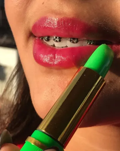 Batom Aquele rosinha lindo , que muda de cor com acordo com o PH da boca