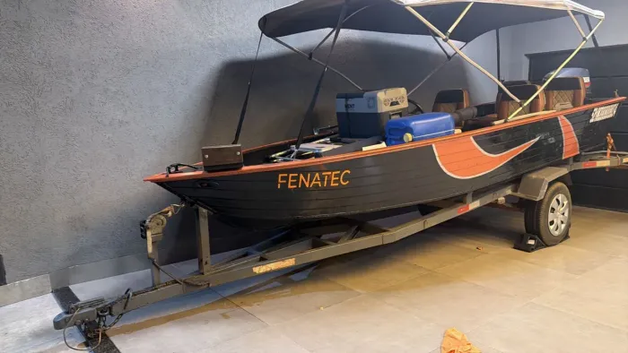 Barco de pesca e lazer 
