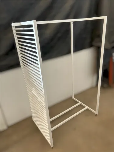 Expositor de roupa em metal branco