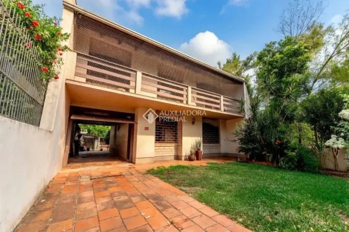 VENDO CASA EM IPANEMA 4 DORMITORIOS COM EDICULA NOS FUNDOS GRANDE POTENCIAL