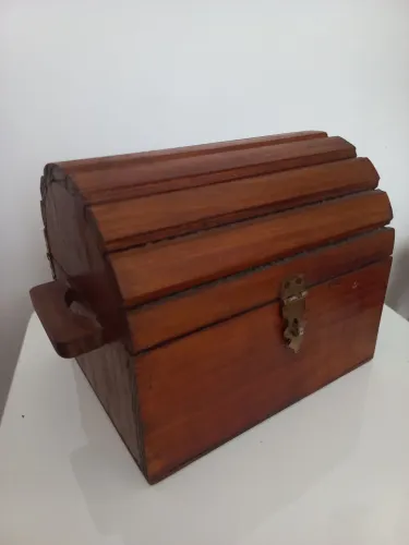 Caixa organizadora mini baú madeira envernizado vintage (18x15x16) usado
