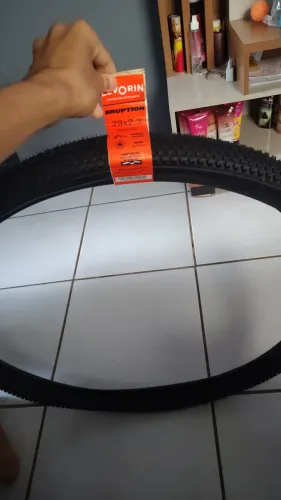 Vendo pneu 2.3 marca levourin