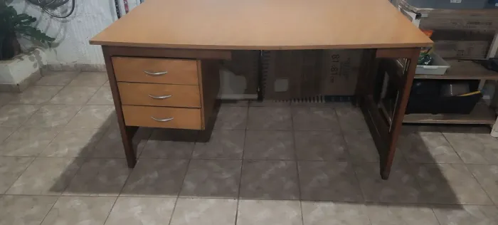 Mesa de escritório de madeira maciça 1.50m com 3 gavetas